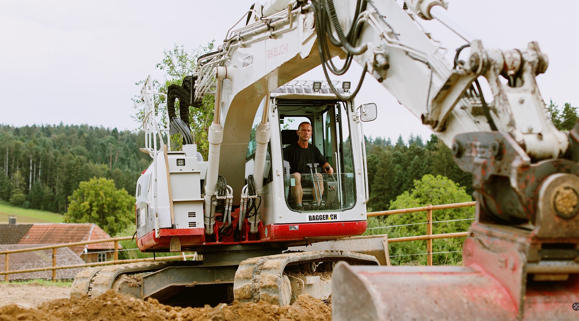 Beutler mitarbeiter am Bagger fahren