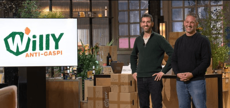 Affiche promotionnelle de l'émission 'Qui veut être mon associé?' diffusée dès le jeudi 8 janvier à 21h10 sur M6. Sept entrepreneurs sont présentés dans un décor industriel avec briques apparentes. En dessous, photo de deux hommes souriants debant une table avec des cartons, à côté du logo 'Willy Anti-Gaspi'.