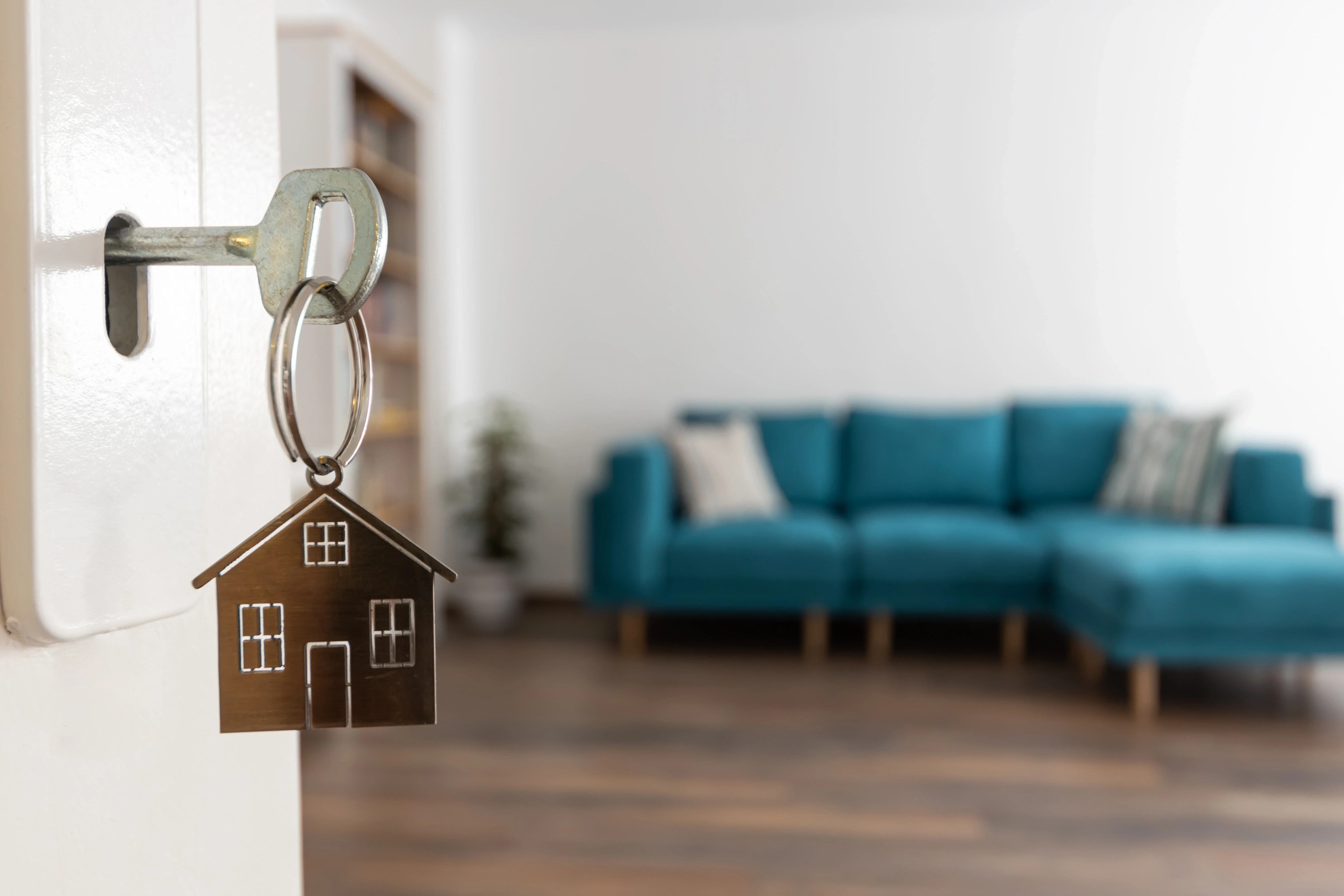 Clés sur une porte d'un bien immobilier