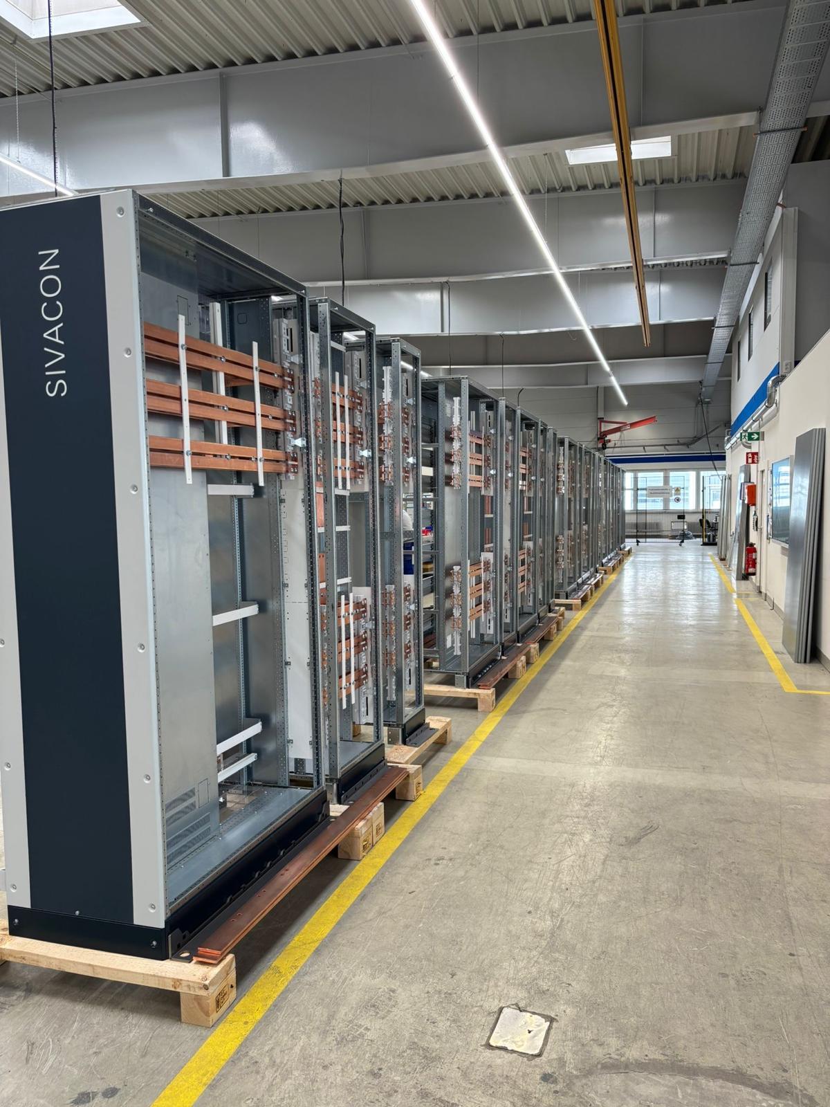 Großprojekt im Schaltanlagenbau bei Franke + Pahl: Fertigungsstraße für Siemens SIVACON Niederspannungs-Energieverteilungen in einer modernen Montagehalle