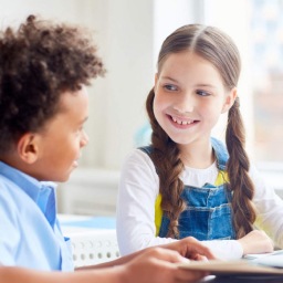 alunos lendo juntos