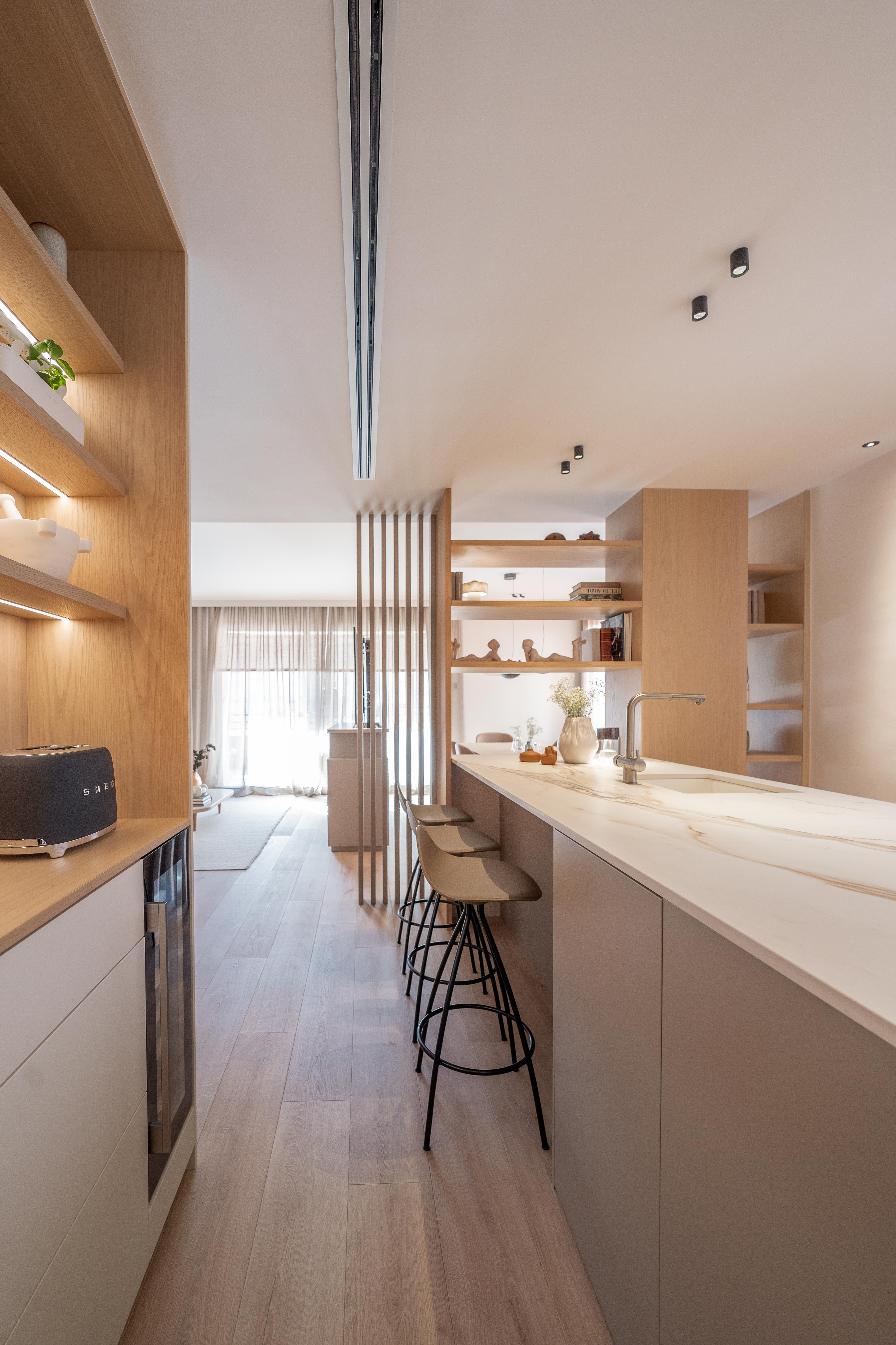 Cocina con muebles blancos y encimera de cocina con mármol blanco