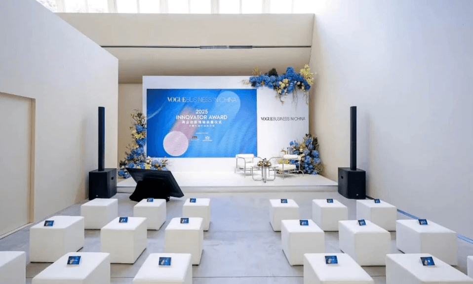 現代簡約企業頒獎典禮場地佈置，藍白主題背板配搭花藝及白色方塊椅，專業商業發佈會統籌。