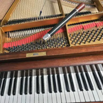 Klavier Flügel, Stimmhebel mit Stimmgummi, ein Klavier am stimmen, professionele klavierarbeit