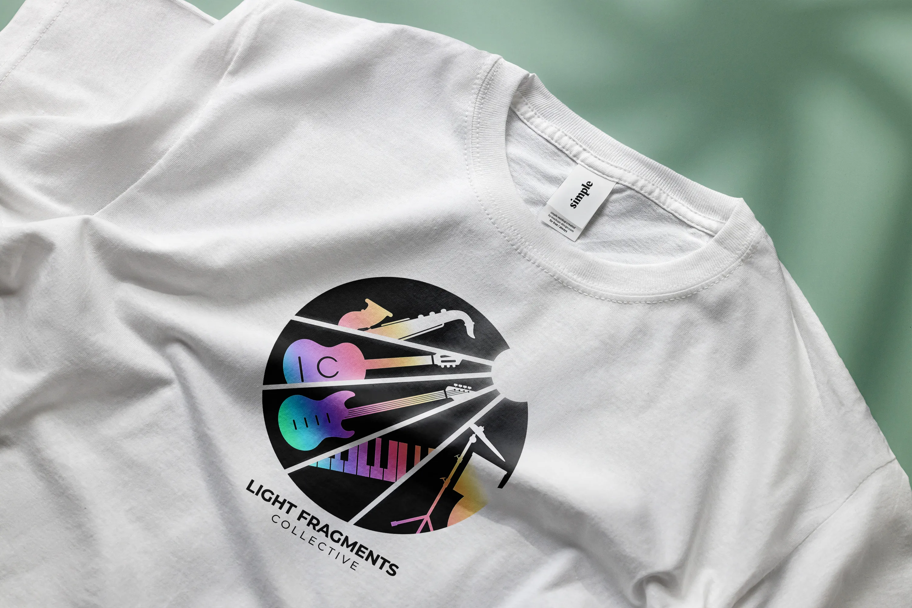 Mockup d'un t-shirt sur lequel figure le logo principal du groupe de jazz fusion le Light Fragments Collective.