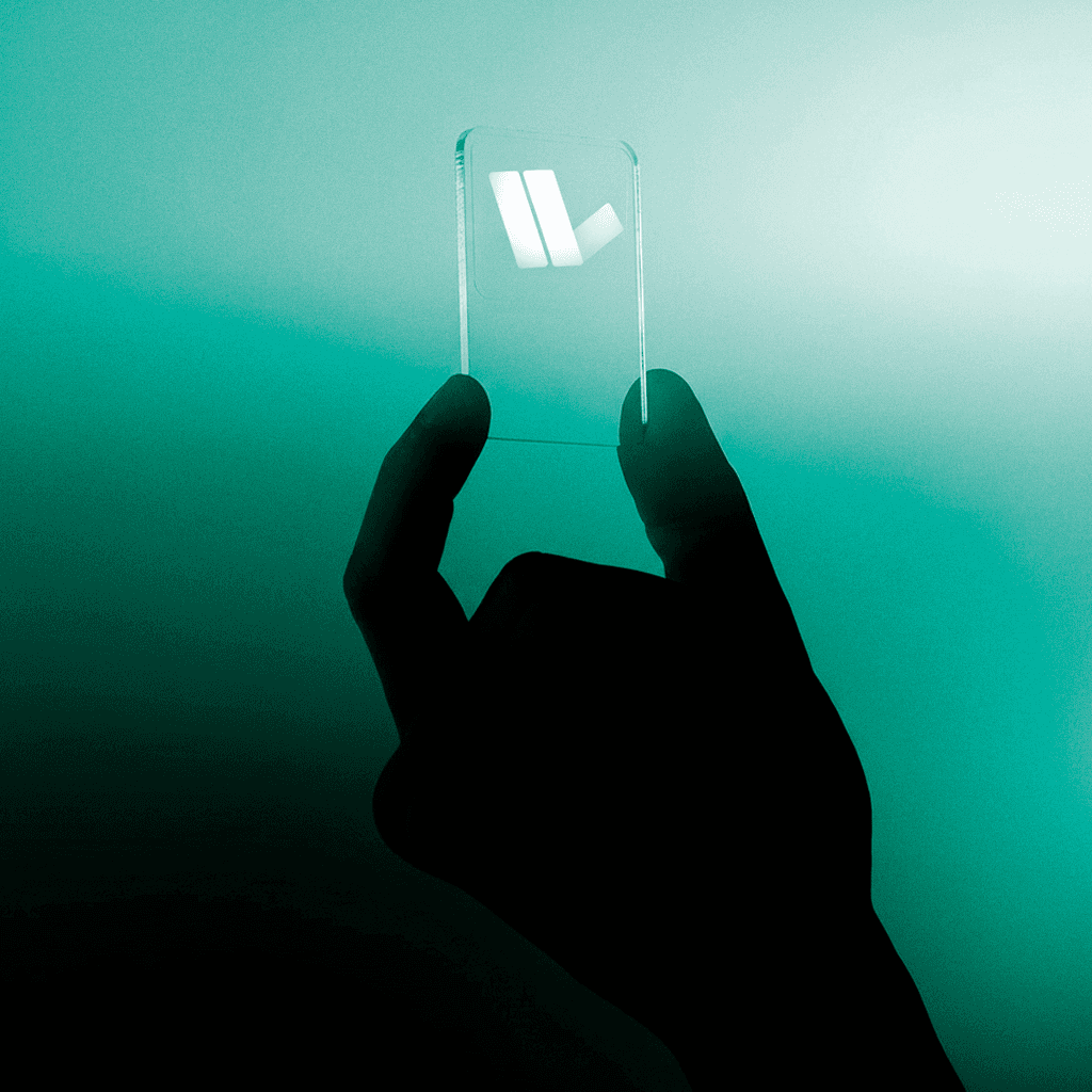 Mão segurando vidro logo Lumion White Label