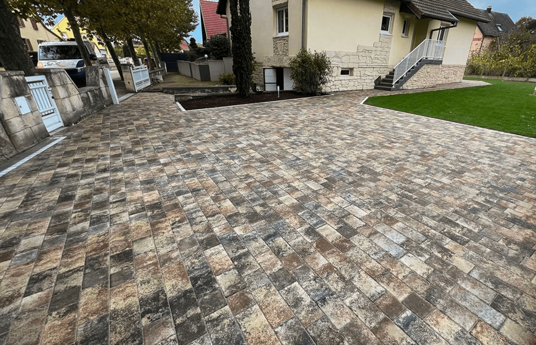 Pavage rustique de cour à Bollwiller réalisé par Acqua Terra, spécialiste du dallage extérieur