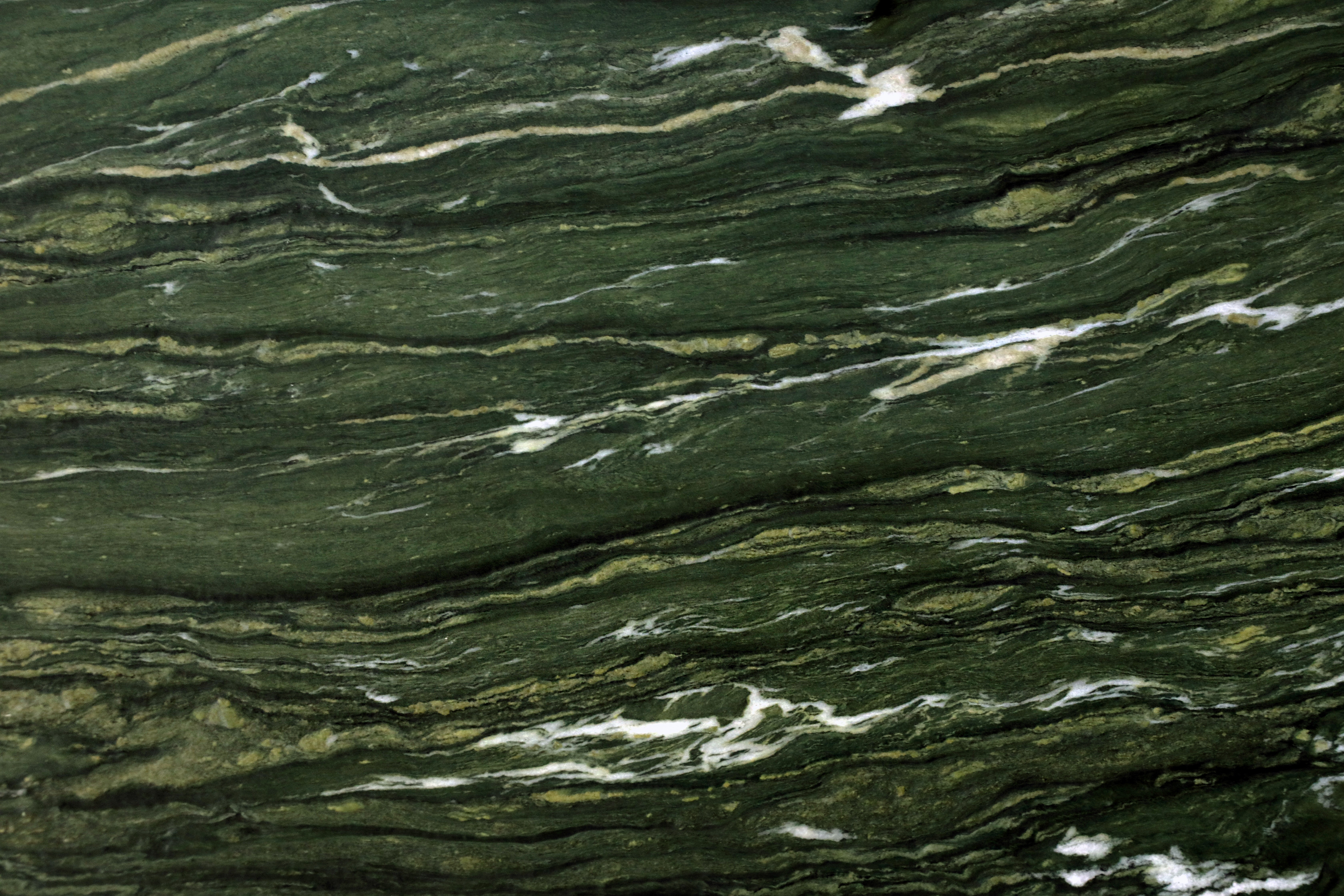 Noble Verde Picasso V.C granite with striking veins in natural stone look