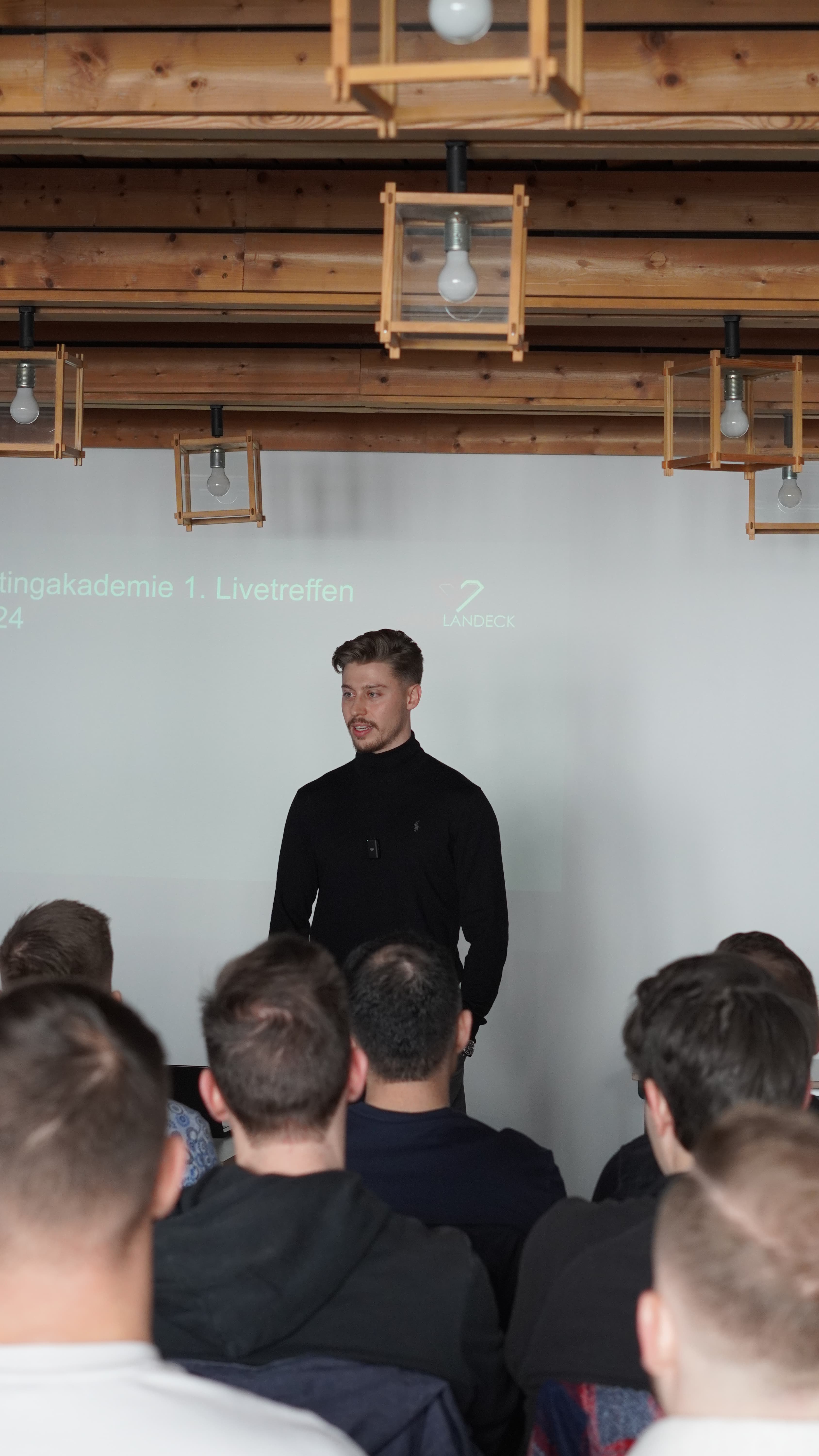 eine person präsentiert etwas vor mehreren leuten