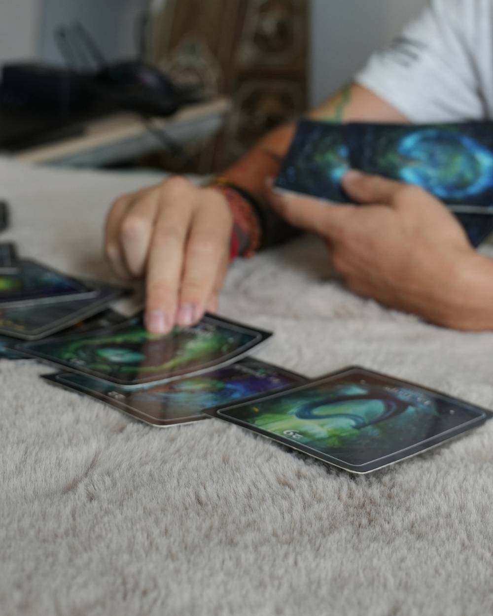 Les cartes du jeu L’Œil du Kambaba sur la table