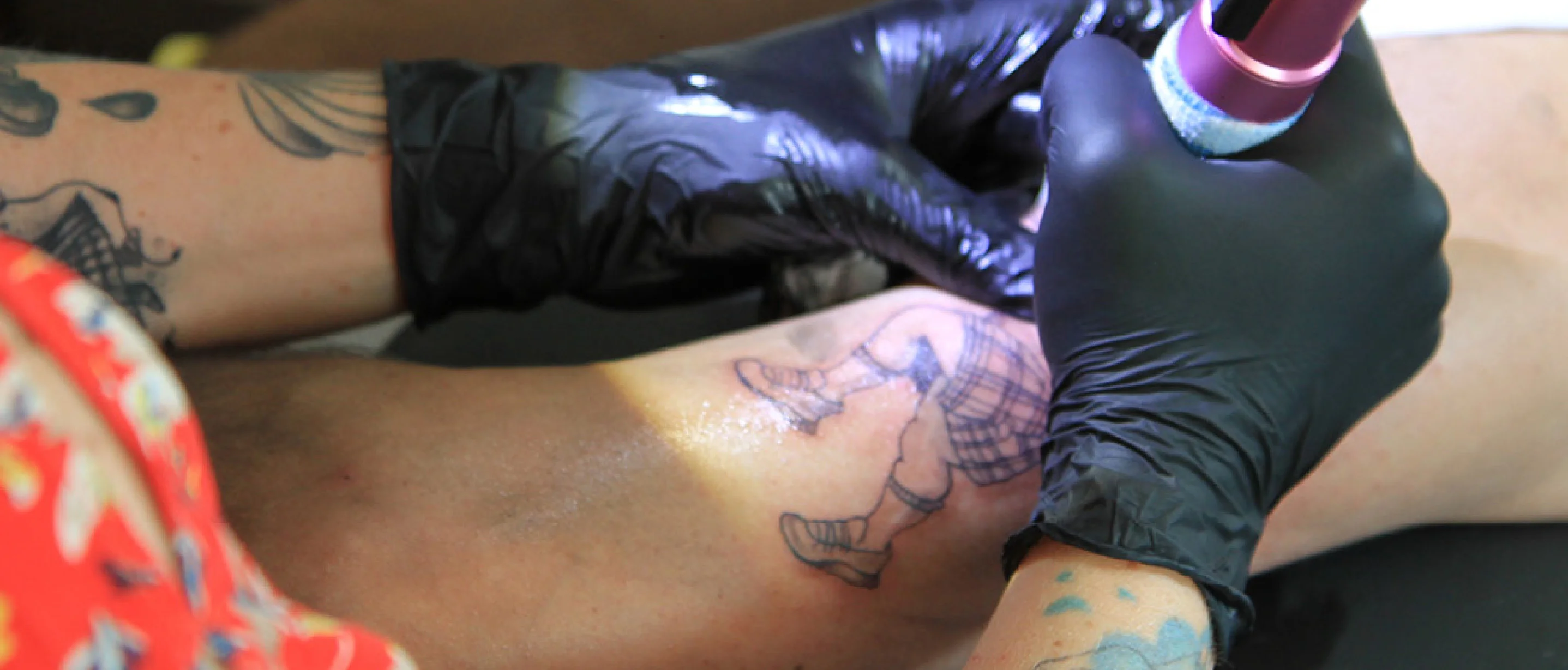 Tatoueuse réalisant un tatouage personnalisé à Saumur