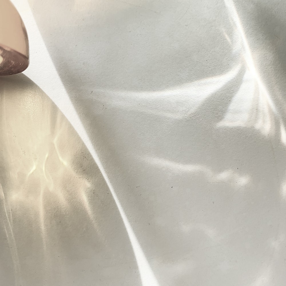 Soft neutral shadow light