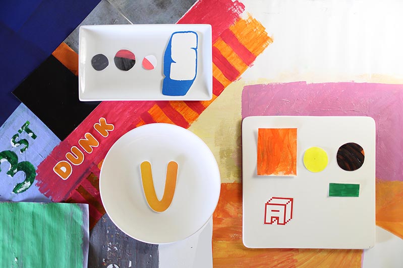 A set of colored plates, plastic pads and sheets of paper with letters S V A. Also there ist the text 3st Dunk.