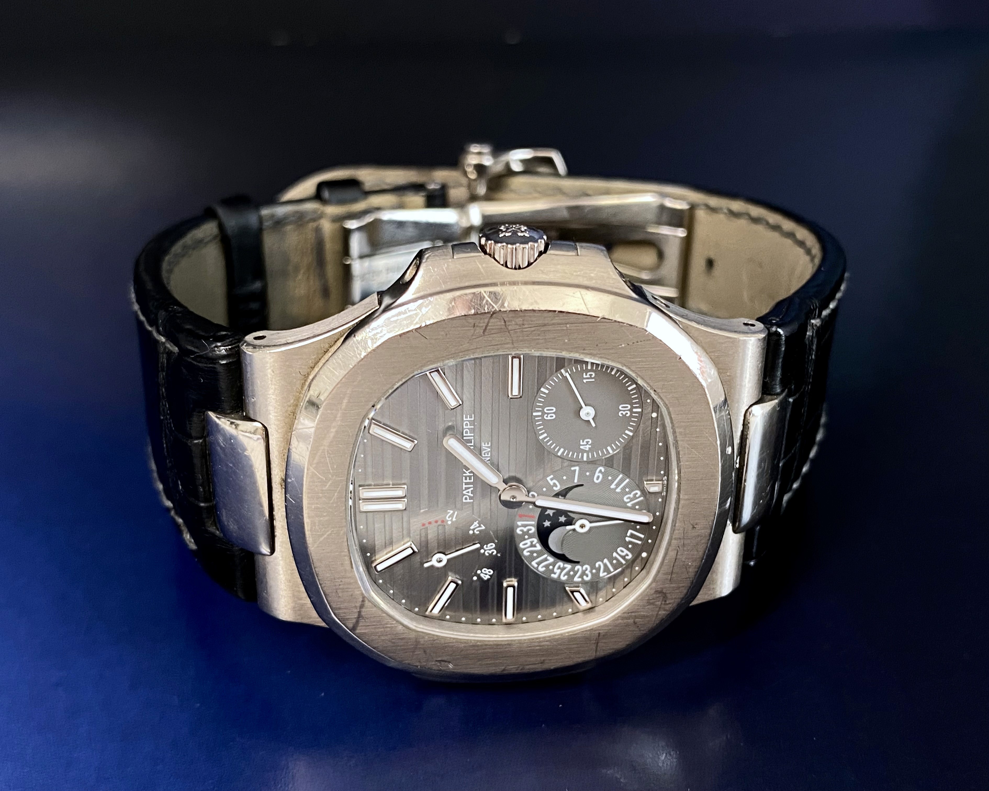 Uhr in Roségold auf Leder