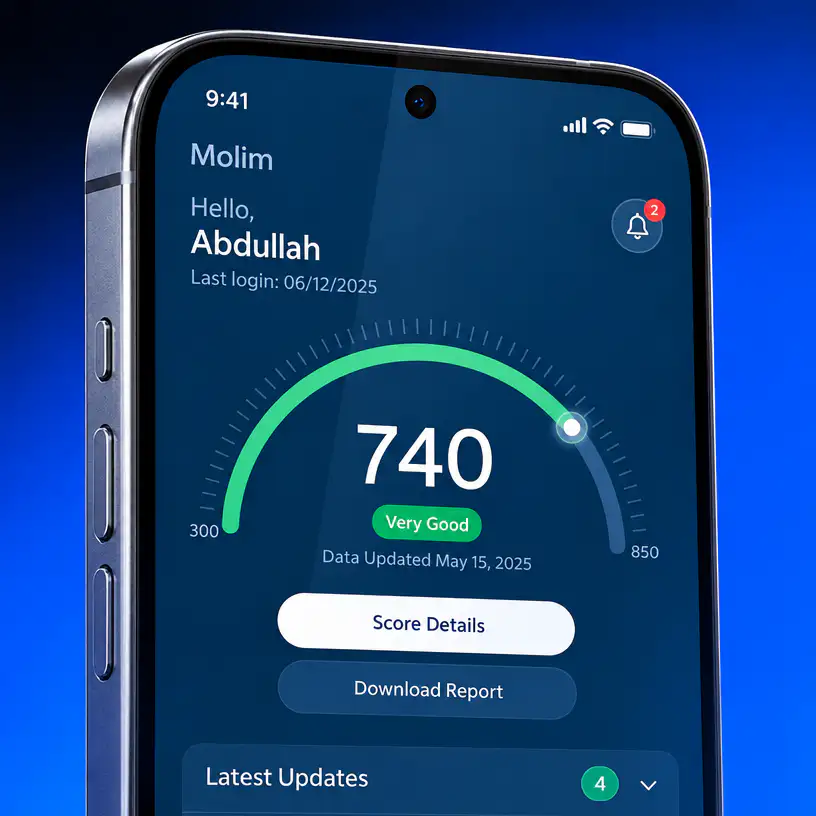 هاتف يعرض الشاشة الرئيسية لتطبيق مُلم: درجة ائتمانية 740 بتقييم «جيد جدًا»، مع زرّين لعرض تفاصيل الدرجة وتنزيل التقرير