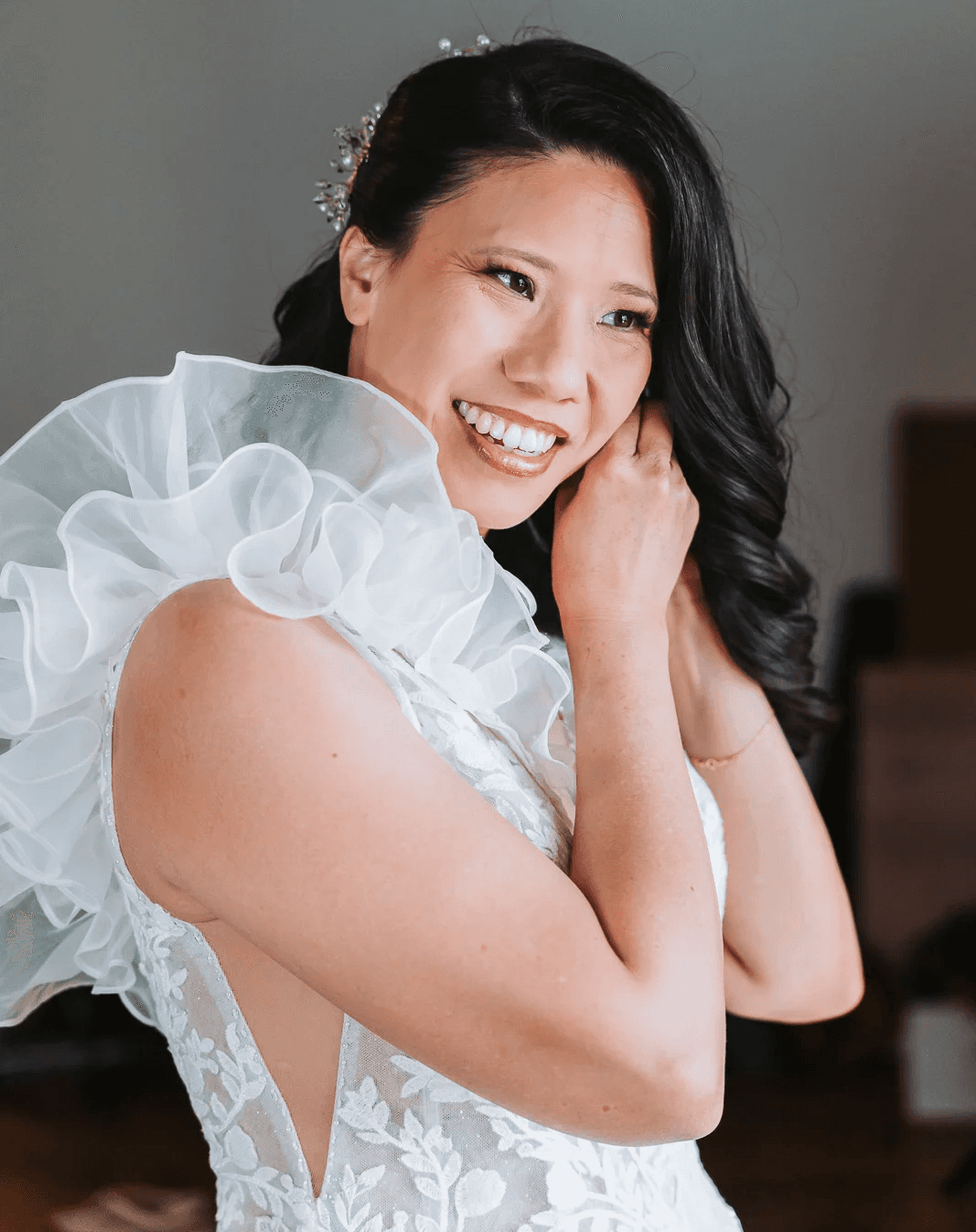 Mariée montrant les détails de sa robe de dos — Mariage Réunion | David Dijoux