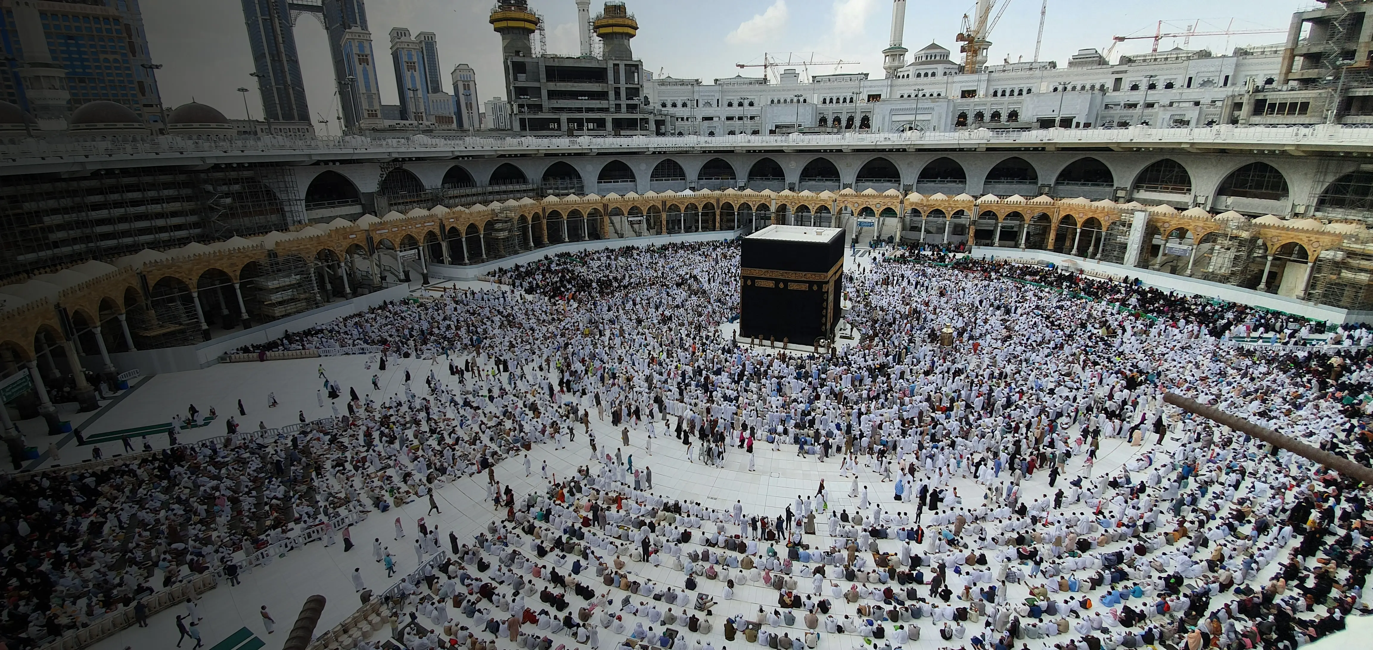 Mensen bidden rond de Ka’aba in Masjid al-Haram, Mekka, tijdens Umrah of Hadj