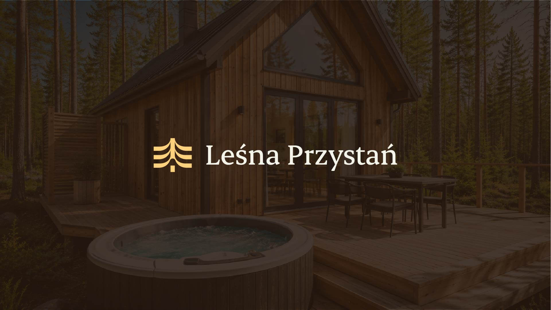 Logo Leśna Przystań na tle drewnianego domku z jacuzzi pośród lasu.