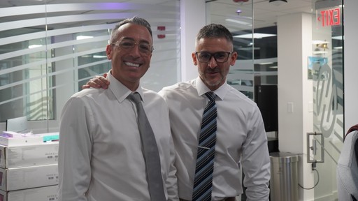 Adrián de pie, dando una clase en la Academia