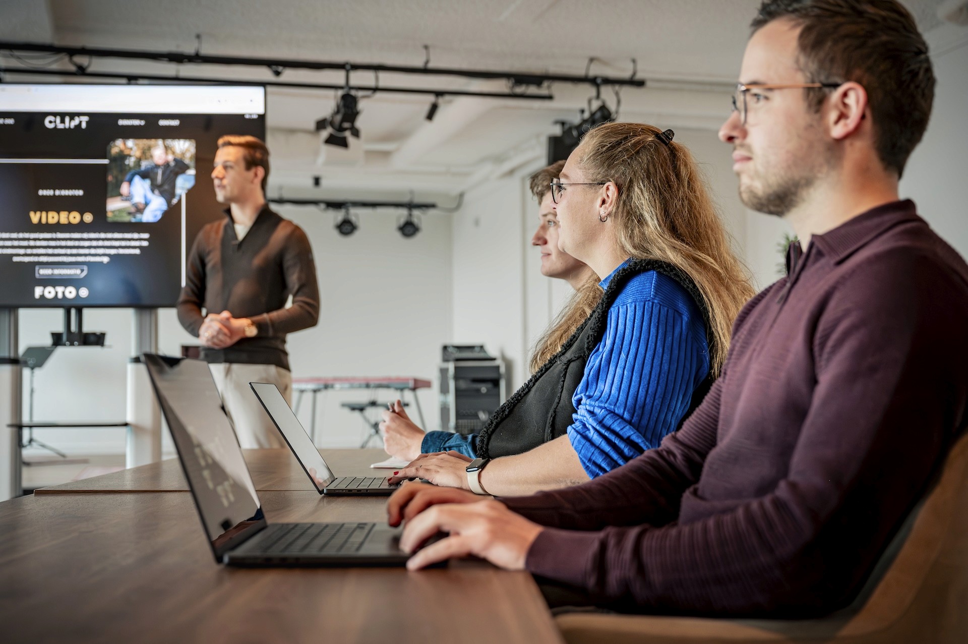 Het team van Sparc in overleg