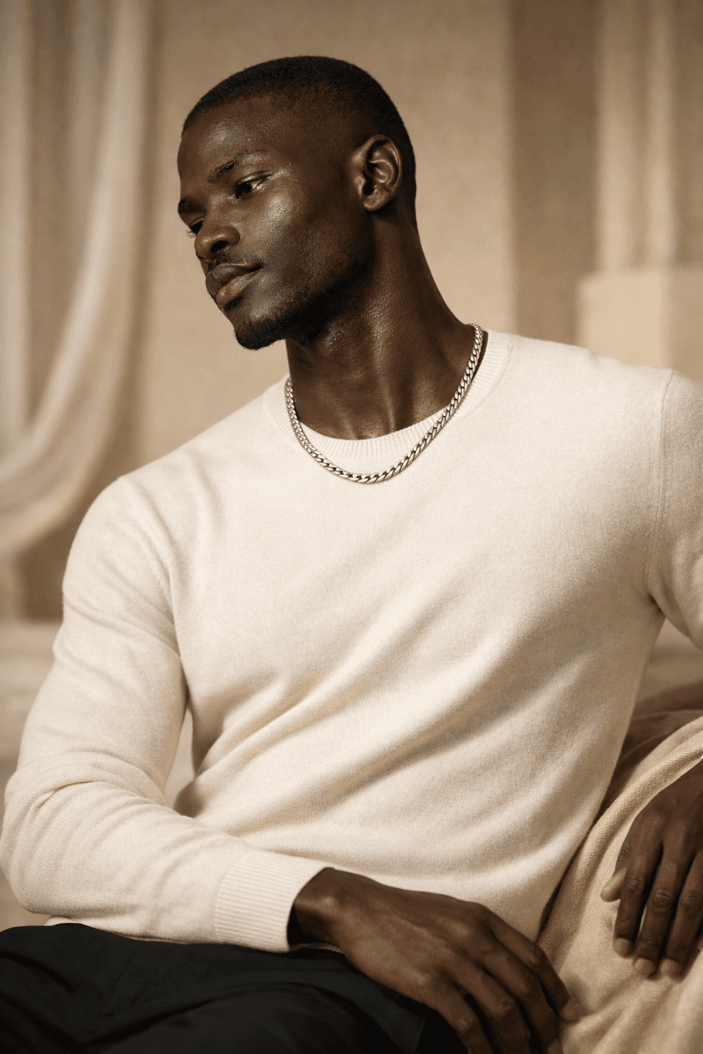 AI Influencer: Männliches Model in beigem Pullover – AI-generierter Brand Ambassador für Mode-Marken