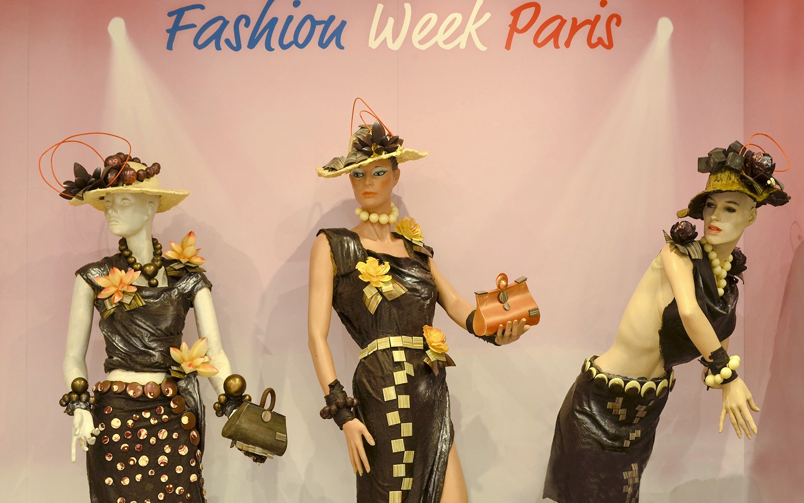 Maniquíes en una exhibición de moda temática de chocolate en el Museo del Chocolate de París.