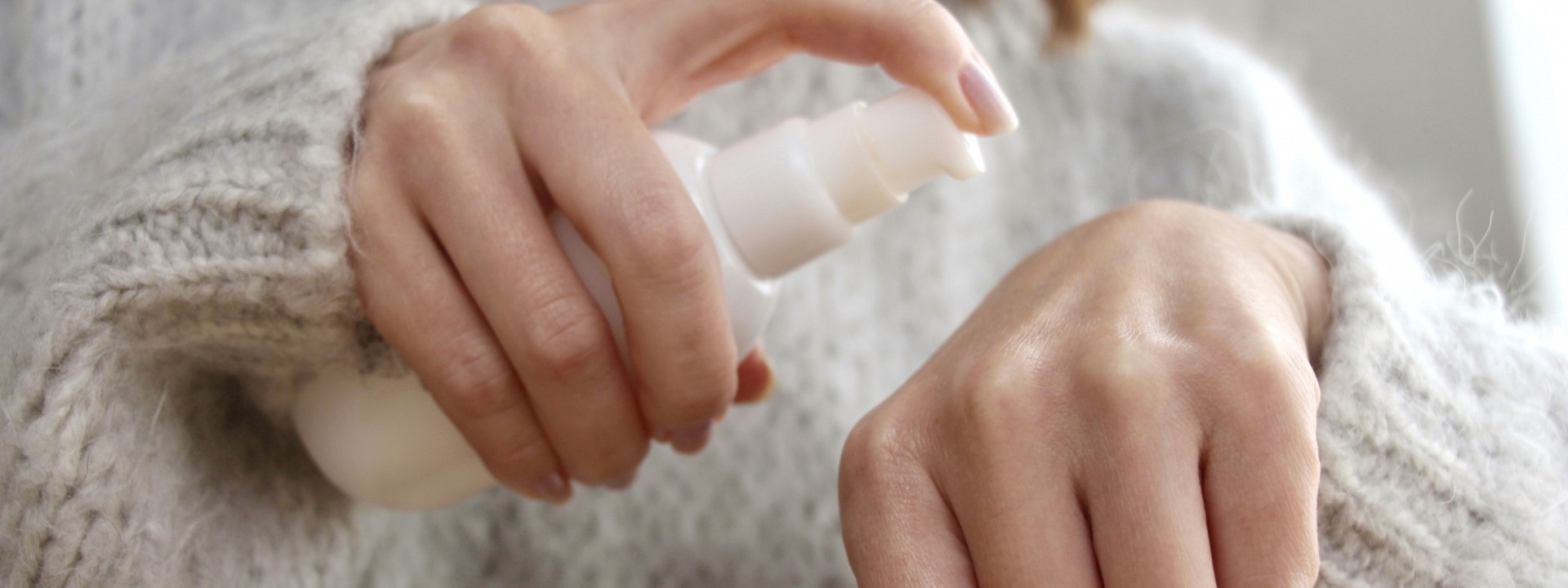 女性がハンドケア製品を利用している画像