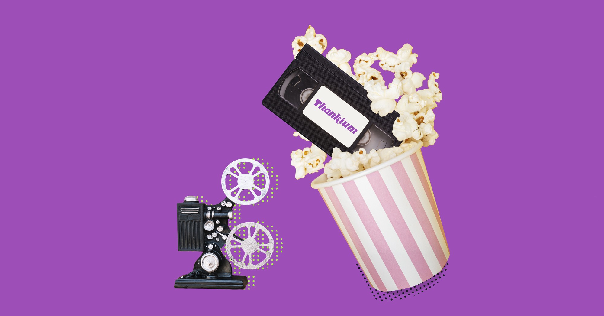 Cinta VHS con palomitas en un fondo morado junto a un proyector de cine vintage.