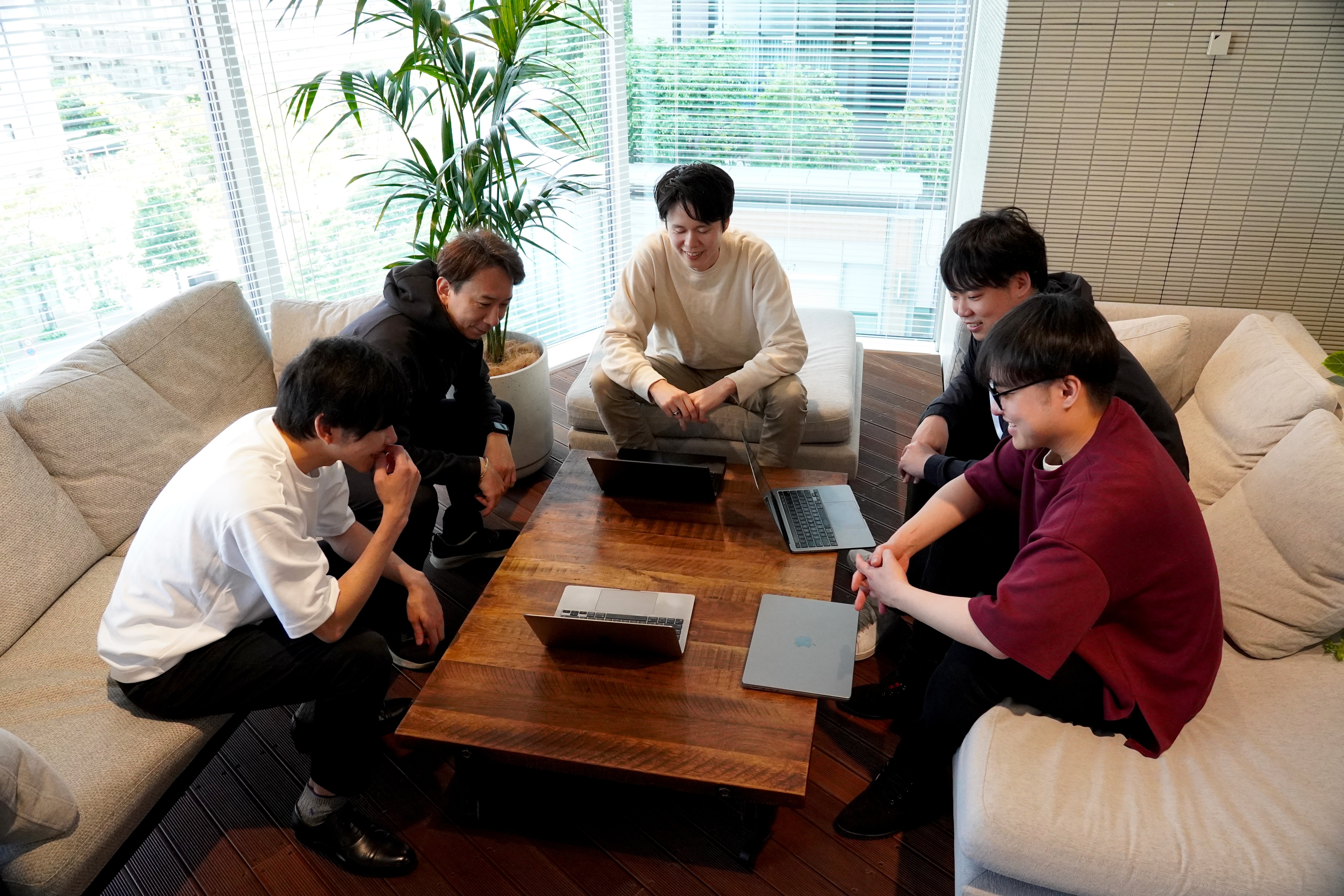 LeapWellメンバーがテーブルを囲んで話す様子
