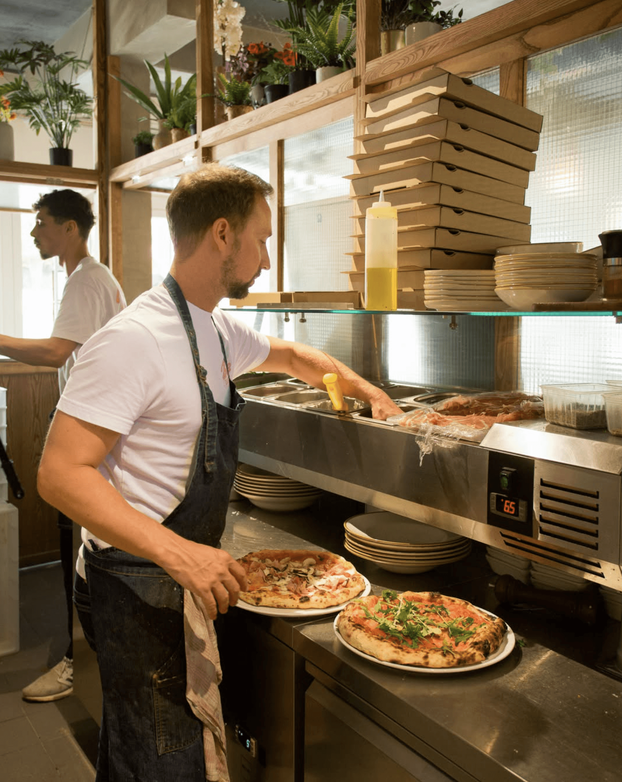 Pizzaiolo Bocce préparant une pizza napolitaine au four à bois