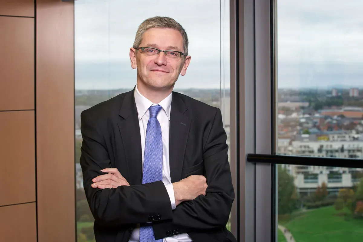 Portrait d’homme souriant en costard au bureau — photographe professionnel Lille | Anteale Yann Manac’h 2025