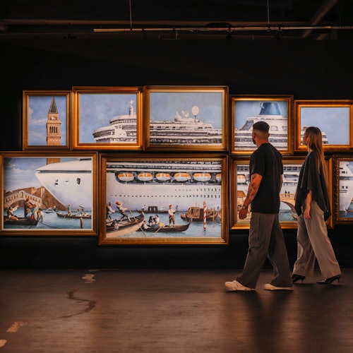 Para podziwia obraz Banksy'ego.