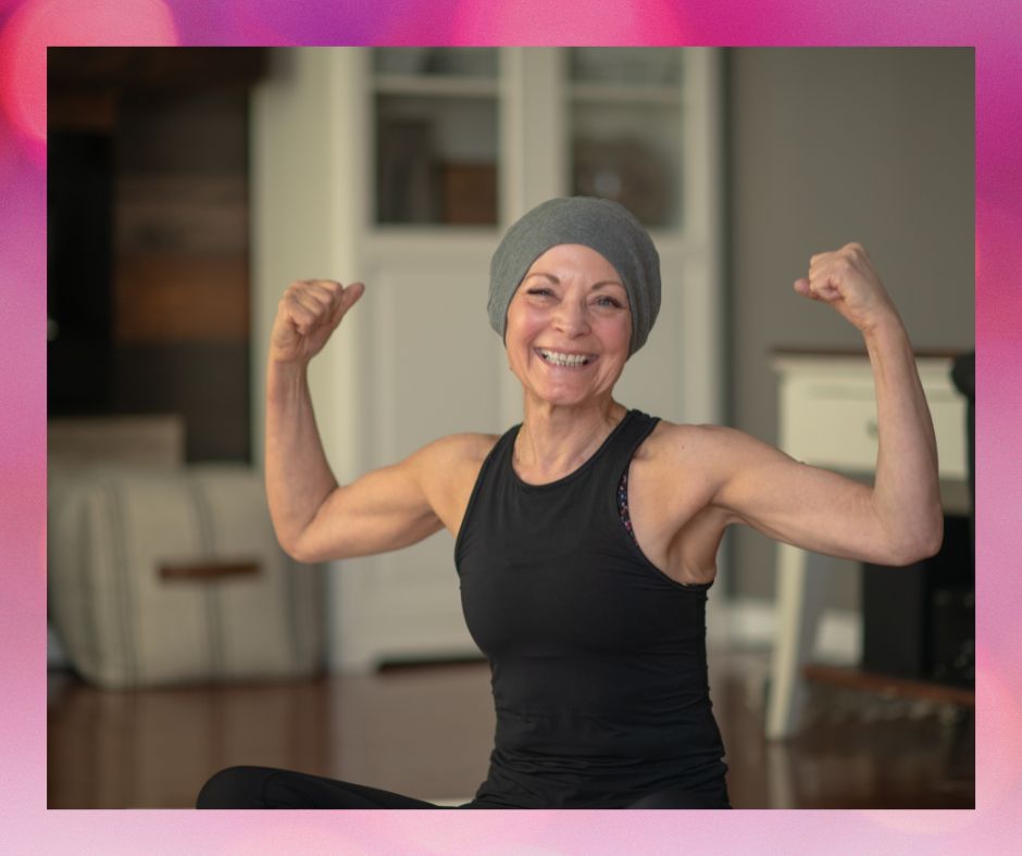 une femme atteinte du cancer souriante et forte