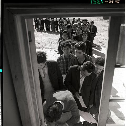 Obreros durante la construcción Refinería Concepción, ENAP.