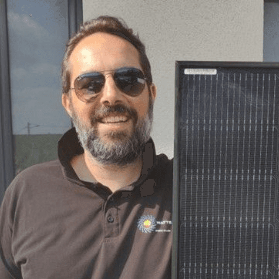 Photo d'Emile Rebelo, Directeur de l'agence RJ Watts powered by Solarock à Bordeaux, installateur de panneaux photovoltaïques