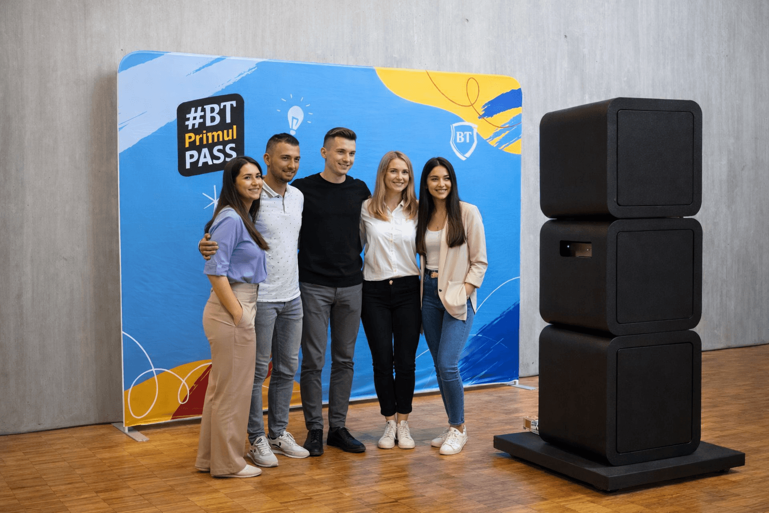 Studenți realizând GIF-uri la photobooth-ul BT Primul Pas