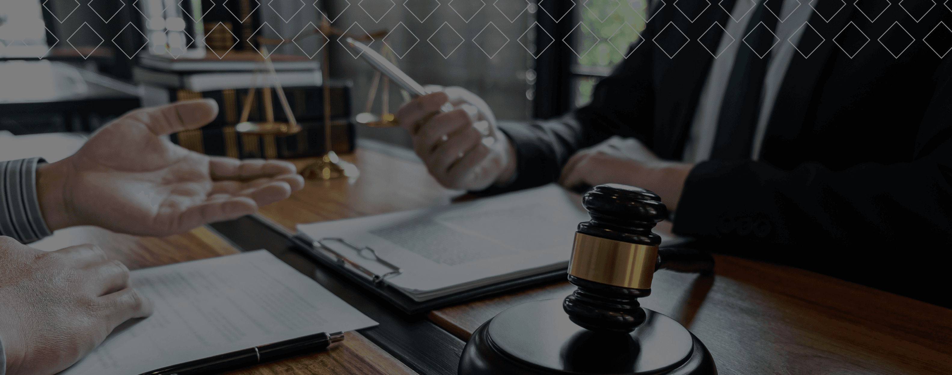 تعرف على أهمية اختيار محامٍ متخصص في قضايا الميراث بالسعودية، ودوره في إعداد حصر الإرث، تقسيم التركة، وحل النزاعات بين الورثة وفقًا للشريعة الإسلامية.