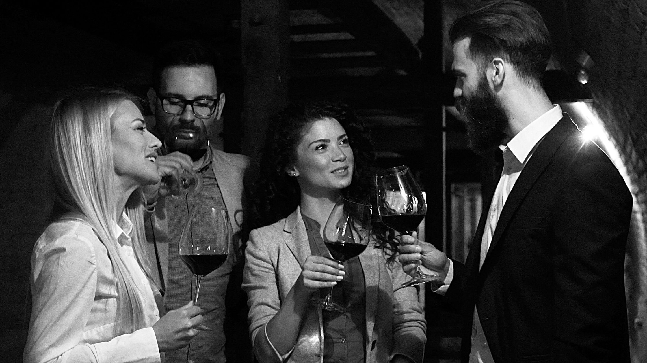 Gäste des The Wine Club by ACOS beim gemeinsamen Dinner mit Wein, Networking und inspirierendem Austausch über Marketing und Digitalisierung.