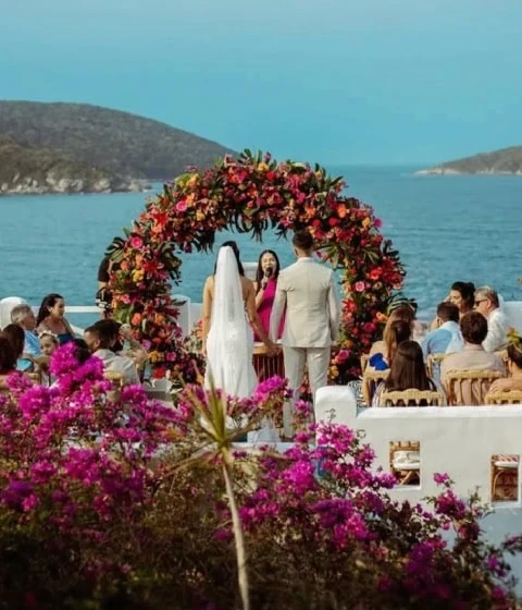 UM casamento sendo realizado na frente do oceano em arraial do cabo rio de janeiro
