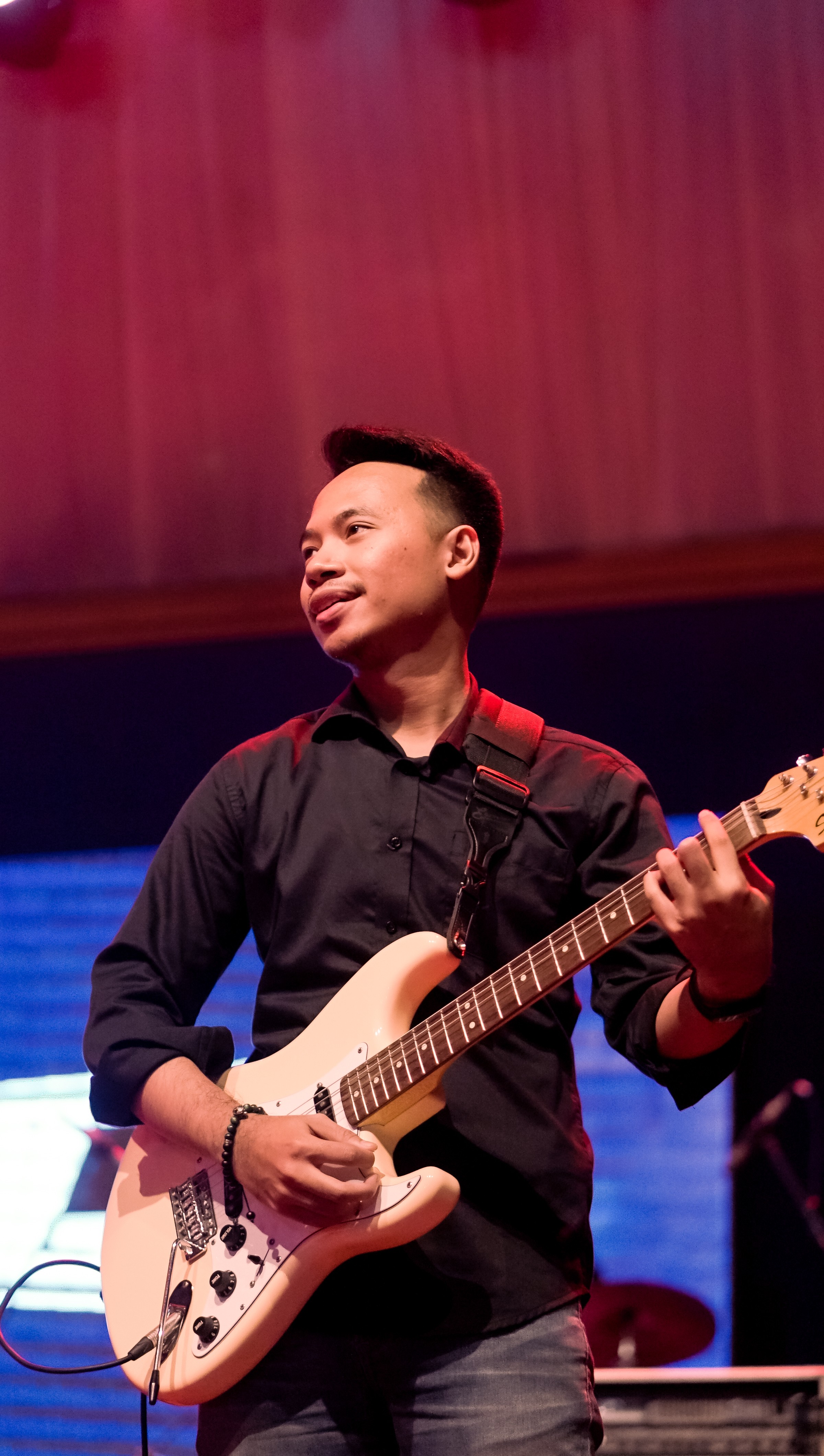 Ozie as Guitarist of ITS Jazz, perfom at Avantgarde Surabaya
