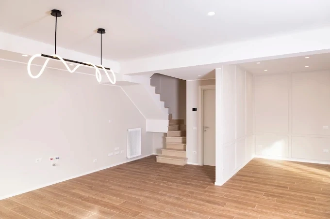 grande ambiente con bouaserie e parquet appena rinnovato senza mobili