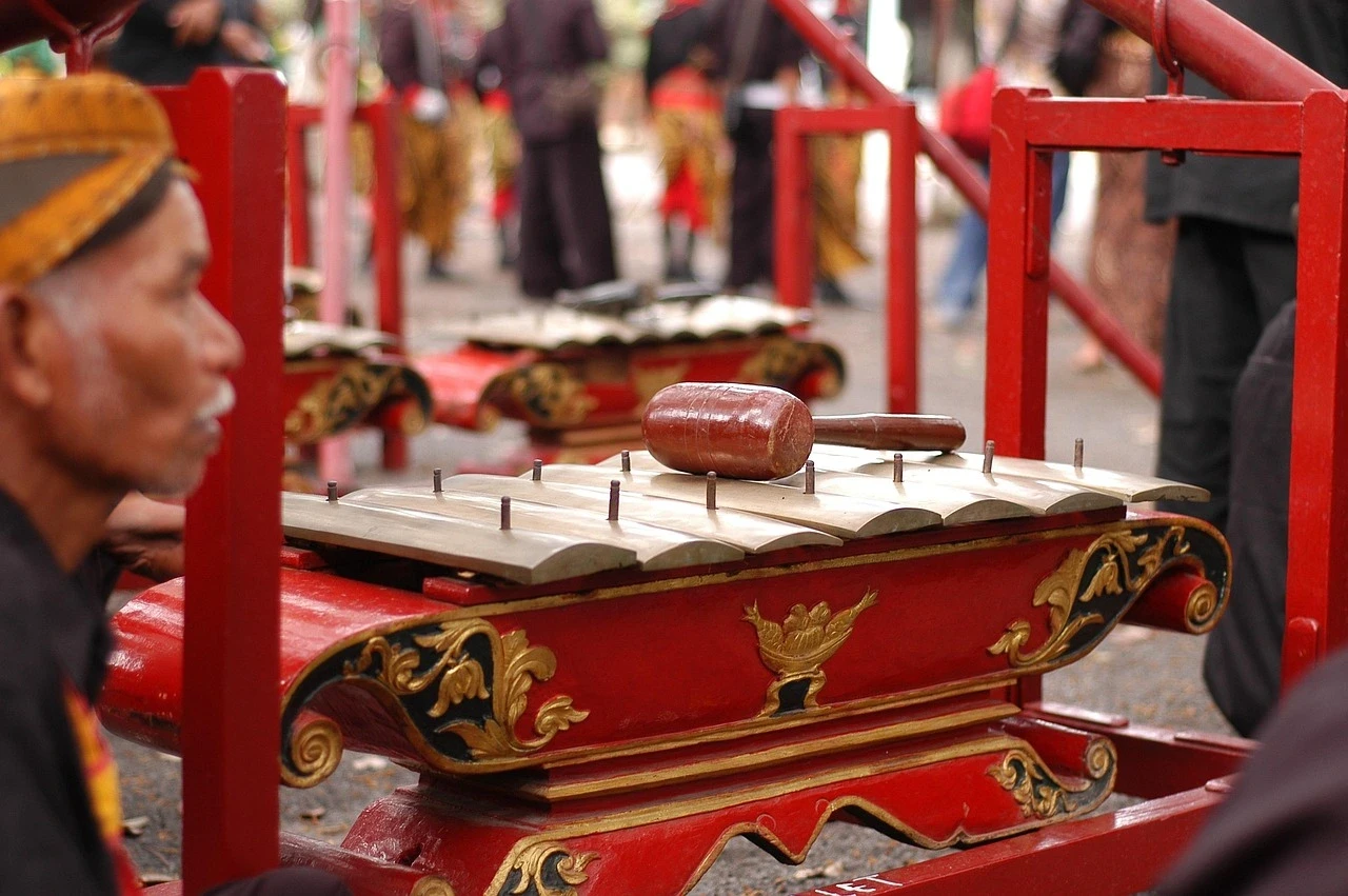 Un gamelan javanais rouge