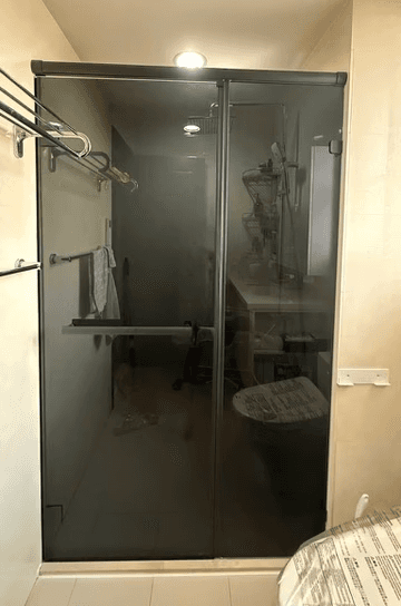 一字型全套黑五金與黑玻無框淋浴門