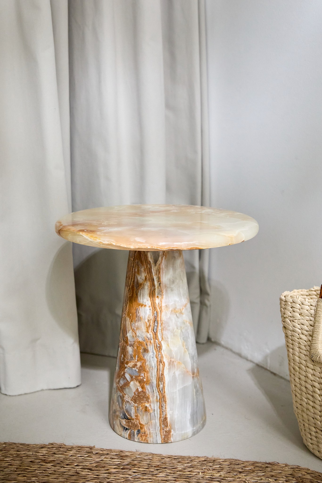 Runder Tisch aus beige-braunem Onyx-Stein