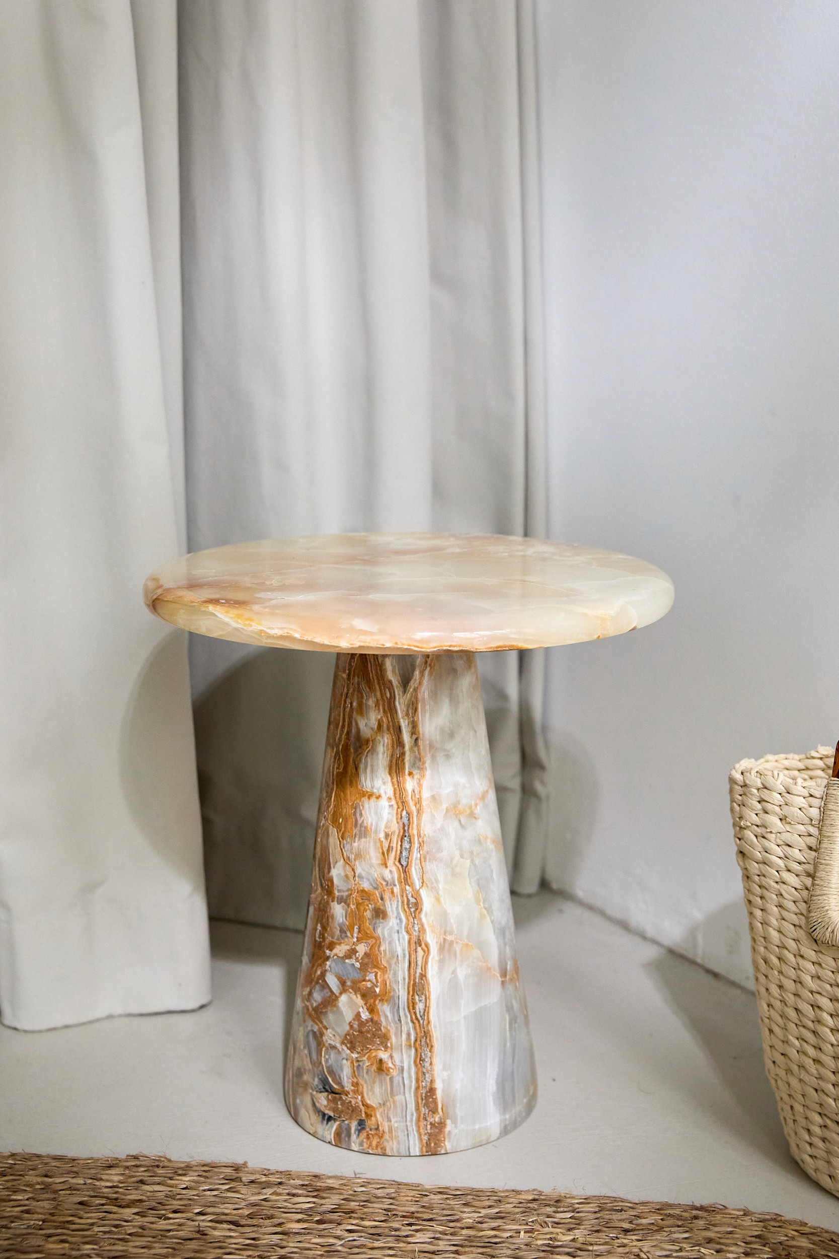 Runder Tisch aus beige-braunem Onyx-Stein