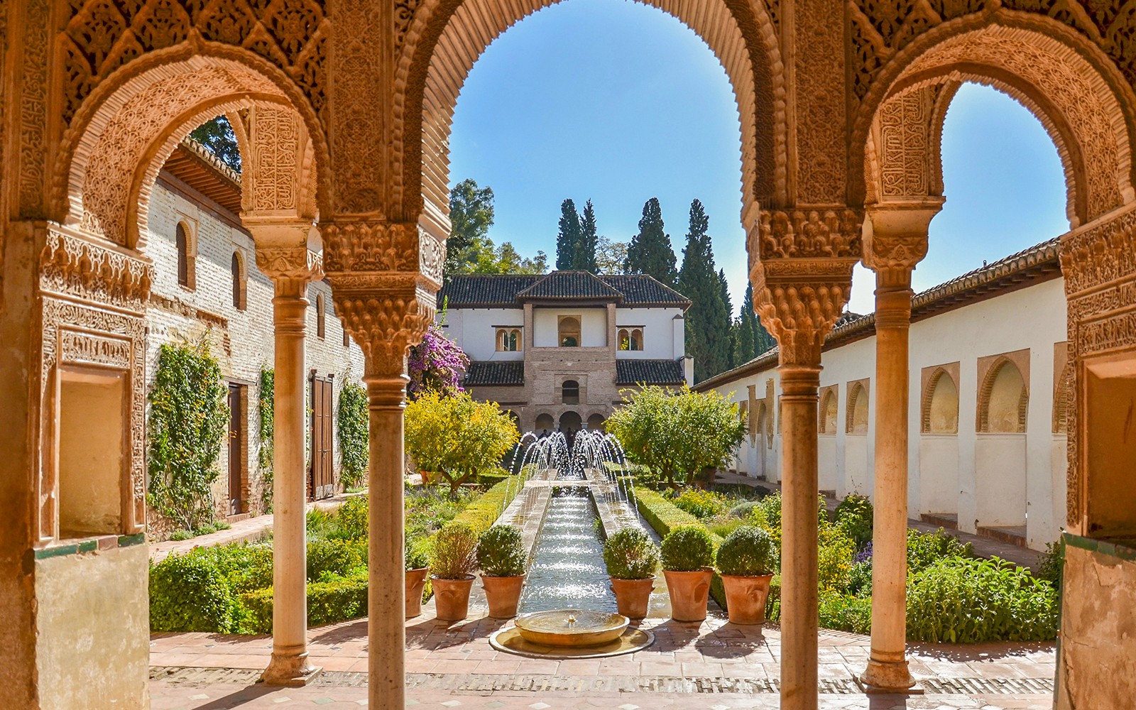 Cortile dell'Alhambra con archi e fontana, gita di un giorno a Granada da Siviglia.