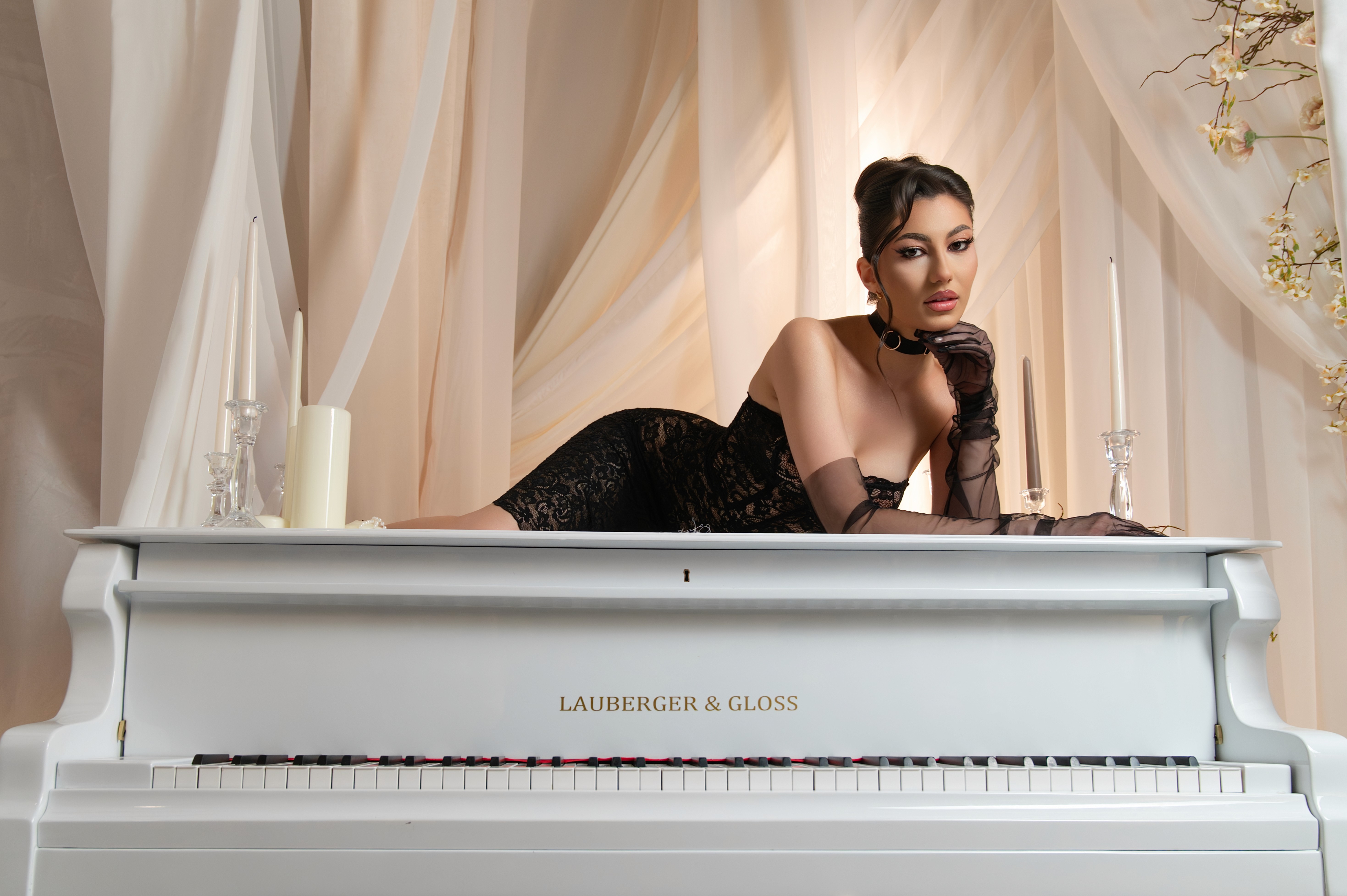 Sedinta foto editorala de nunta cu mireasa pe un pian