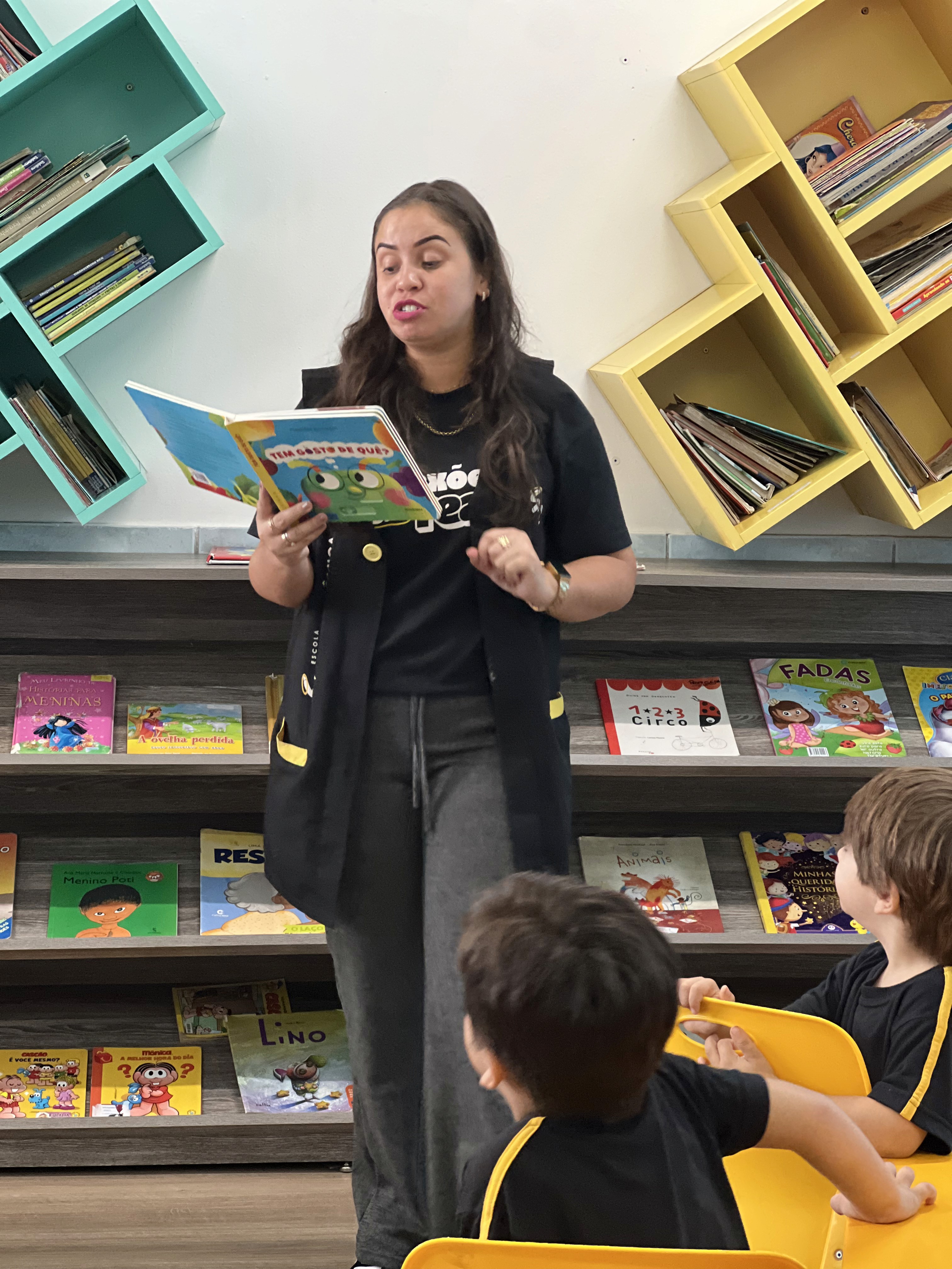 Alunos do Jardim II da Escola Santa Mônica participam de atividade do projeto Astroalfa explorando a letra A.