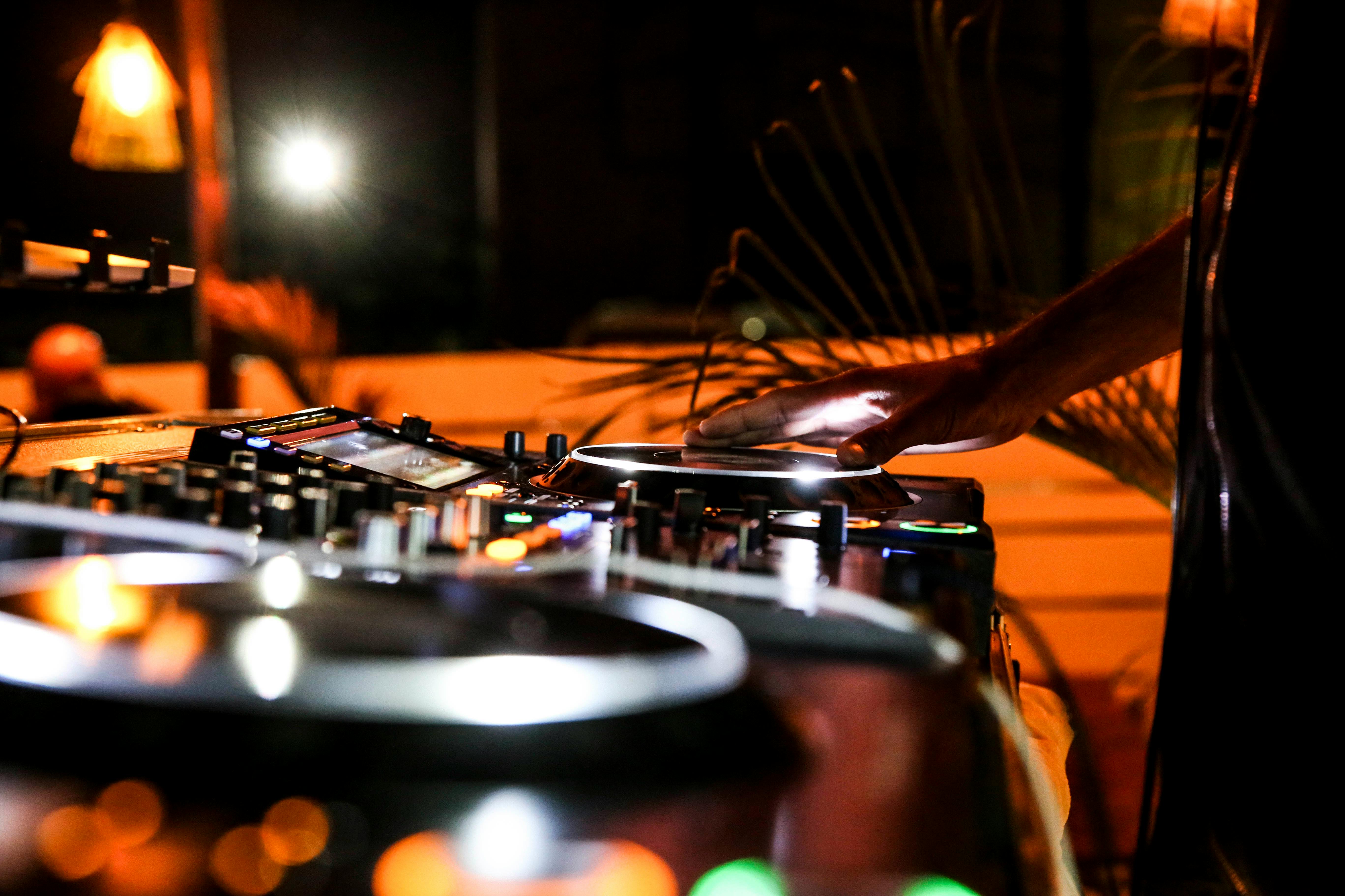 DJ сет с цветни светлини на яхтен фестивал