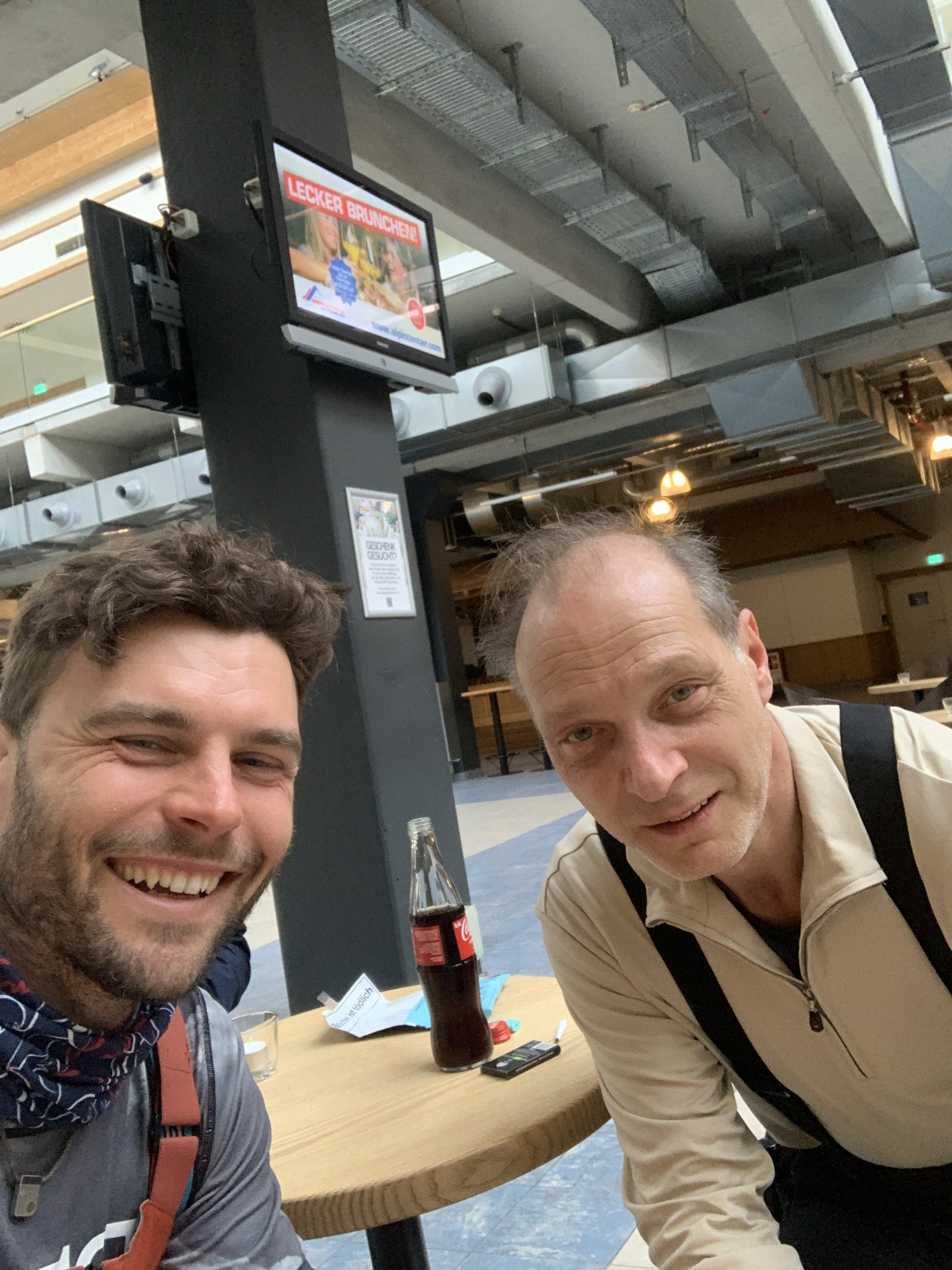 Tobi Deckert with actor Martin Brambach on the set of Die Discounter